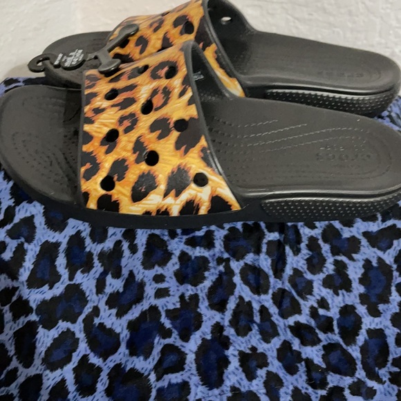 ****SOLD******Authentic Crocs NWT, Leopard print slides!! - Picture 2 of 3